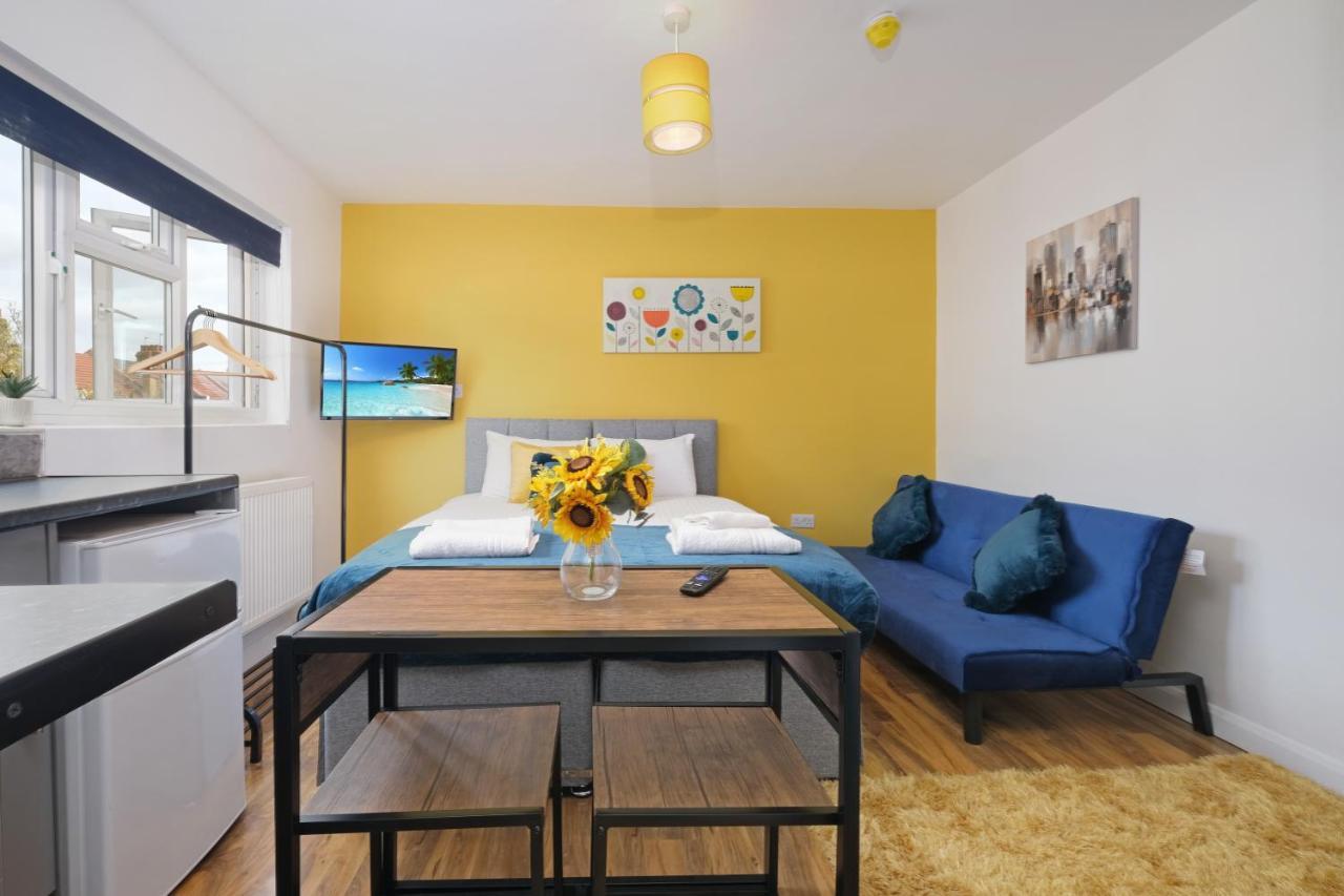 Fernbank Studios Sudbury Hill Harrow Self-Contained Studios With En-Suite Wembley Exterior photo